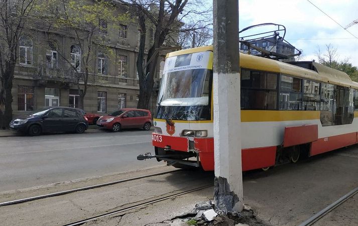 В Одессе трамвай сошел с рельсов и врезался в столб