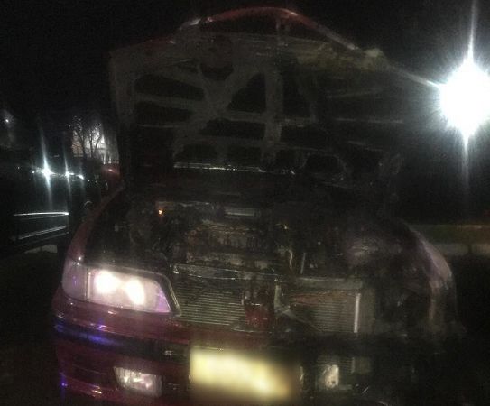 В Черноморске ночью во дворе многоэтажки сгорели две машины, подозревают поджог