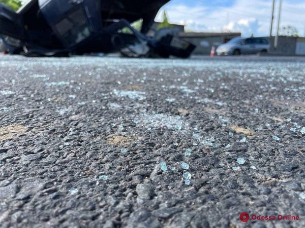 В Одессе в результате ДТП перевернулась машина (фото)
