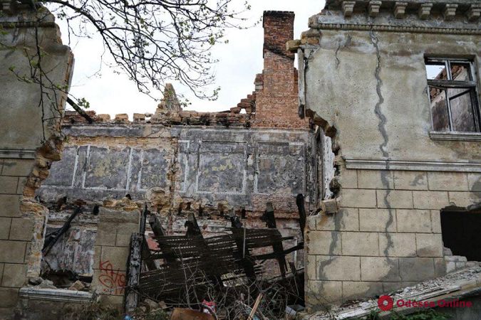 Заросли бурьяна и много мусора: руины сгоревшего Дома культуры в Черноморке (фоторепортаж)