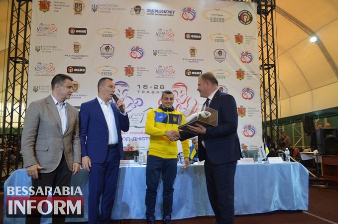 Чемпиону мира по боксу из Белгород-Днестровского района Юрию Захарееву подарили квартиру в Одессе и сертификат на 10 тыс. у.е.