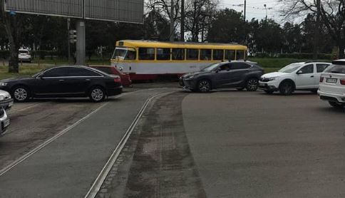 Одесские полицейские нашли виновных в огромной пробке на поселке Котовского