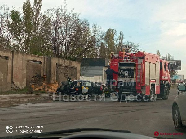 На Пересыпи такси врезалось в забор и загорелось — есть пострадавший (обновляется)