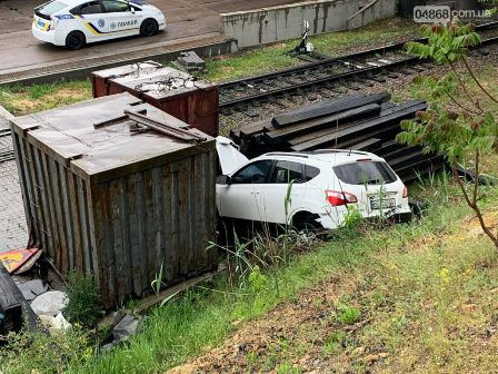 В Одесской области автомобиль съехал под откос — есть пострадавшие
