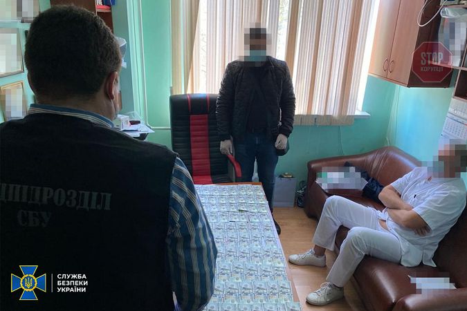 Вимагав гроші за безкоштовні операції: в Одесі СБУ викрила лікарів-хабарників