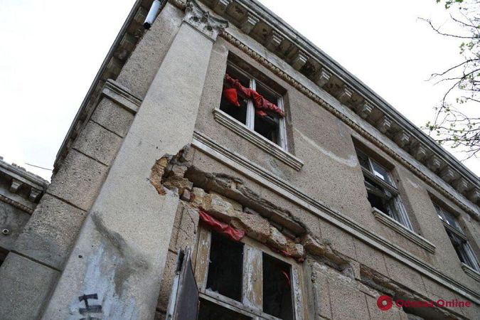 Заросли бурьяна и много мусора: руины сгоревшего Дома культуры в Черноморке (фоторепортаж)
