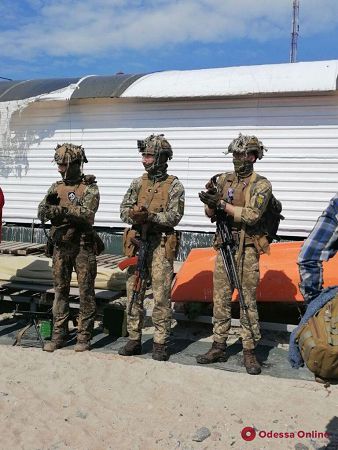Десантирование и захват «террористов»: курсанты Военной академии отмечают День морской пехоты (фото, видео)