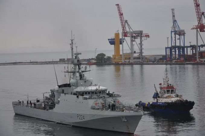 В акваторию порта Одессы зашел британский военный корабль (фото)
