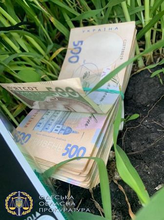 Обіцяв не вживати заходів щодо розтрати бюджетних коштів: на Одещині начальник сектору поліції погорів на хабарі (фото)