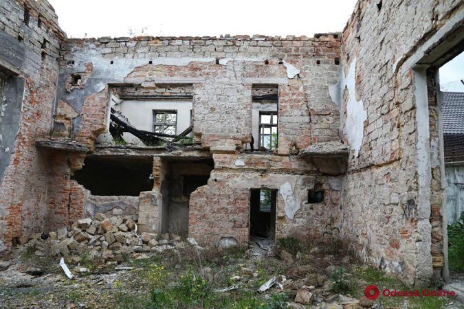 Заросли бурьяна и много мусора: руины сгоревшего Дома культуры в Черноморке (фоторепортаж)