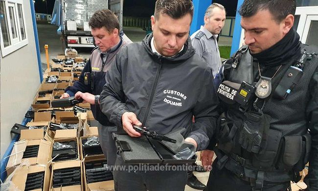 Румыния: на границе с Одесской областью задержали украинский грузовик с револьверами (ФОТО)