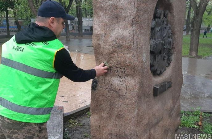 Вандалы осквернили памятник атаману Головатому в Одессе