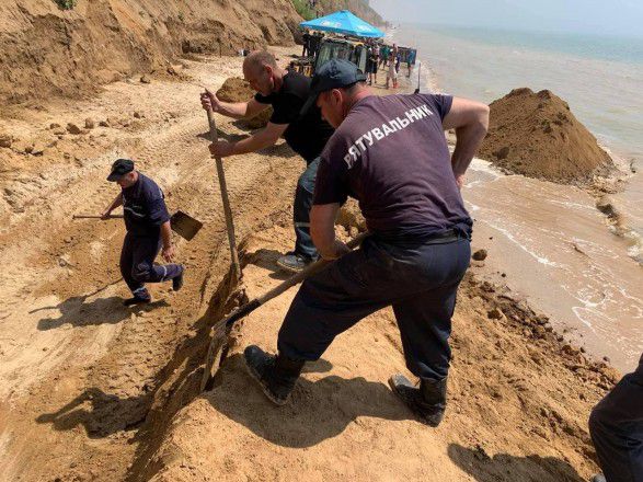 Зсув ґрунту на пляжі в Одеській області розчистили. Загиблих та постраждалих не знайшли