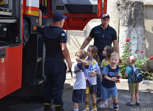 Спасатели устроили шоу для семьи одесских пятерняшек