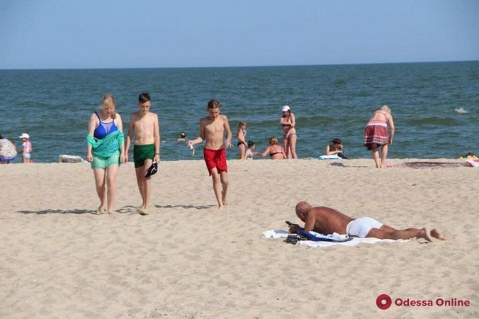 Жаркое лето в Затоке: отдыхающих пока немного (фоторепортаж)