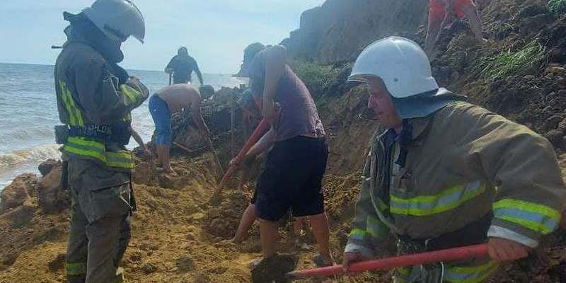 Поиски туристов под завалами на курорте в Одесской области: что сейчас происходит на месте ЧП (видео)