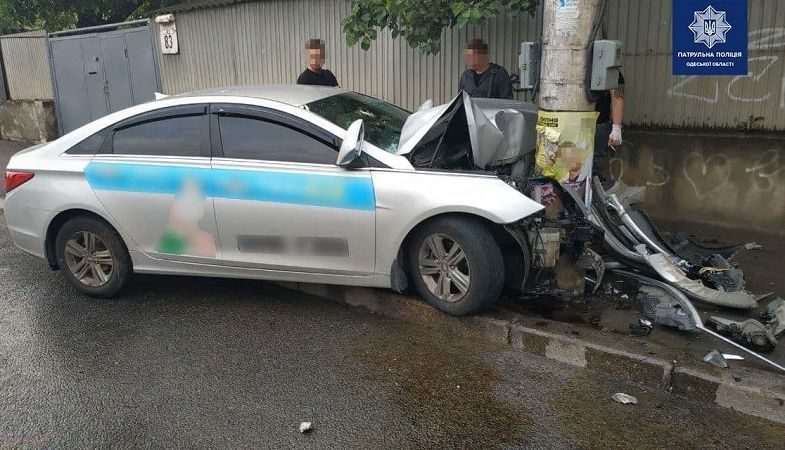 Автівка “обійняла” бетонну перешкоду: в Одесі на Фонтанській дорозі Hyundai влетів у стовб