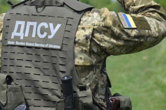 Избил сослуживца, ушел в самоволку, потерял пистолет: в Одесской области осудили пограничника