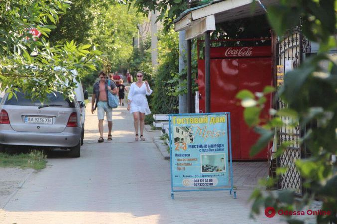 Жаркое лето в Затоке: отдыхающих пока немного (фоторепортаж)