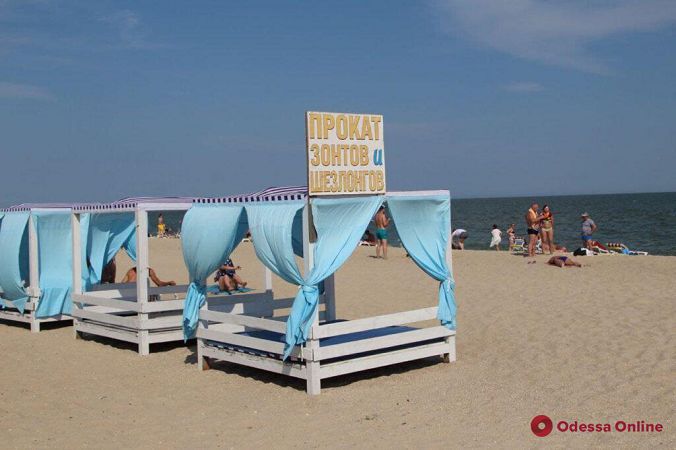 Жаркое лето в Затоке: отдыхающих пока немного (фоторепортаж)
