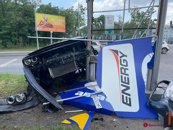 Возле Одесского аэропорта столкнулись Dodge и Volkswagen — пострадали два человека
