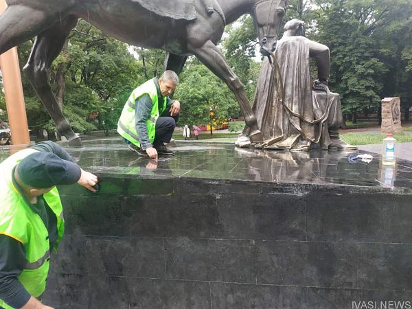 Серийный вандализм — в Одессе опять разрисовали памятник атаману Головатому