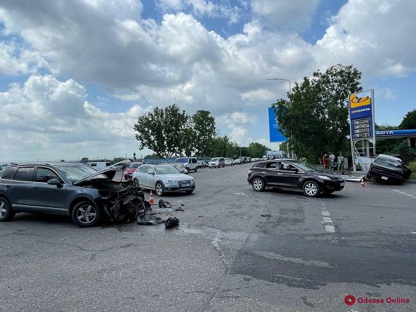 Возле Одесского аэропорта столкнулись Dodge и Volkswagen — пострадали два человека