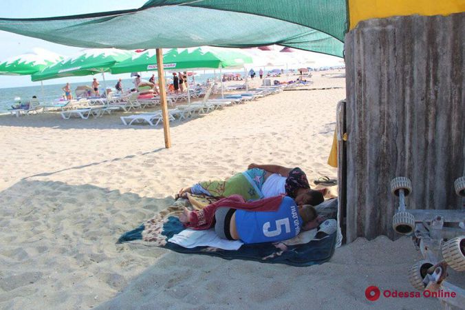 Жаркое лето в Затоке: отдыхающих пока немного (фоторепортаж)