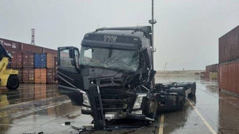 В Одеському порту фура Volvo зіткнулася з навантажувачем: водію розтрощило ногу, а машина вщент. Фото