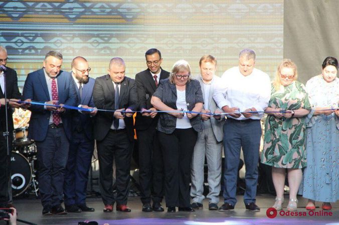«Полмира в одном фестивале»: в Летнем театре стартовал Odesa June Folk Fest (фоторепортаж)