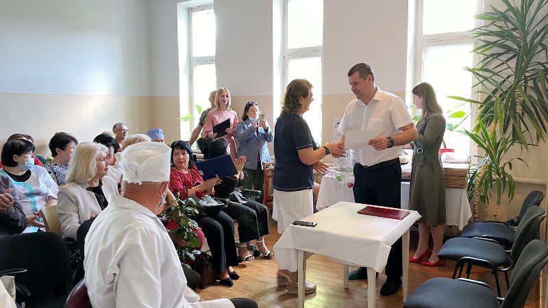 В Килии ко Дню медика традиционно прошла поздравительная акция городского совета совместно с почетным гражданином Марком Дубовым