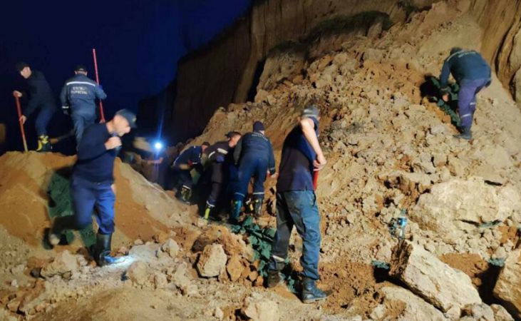 Оползень в Одесской области — пострадавших ищут спасатели (ФОТО)