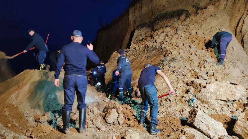 Зсув грунту на пляжі в Одеській області: нові подробиці від рятувальників