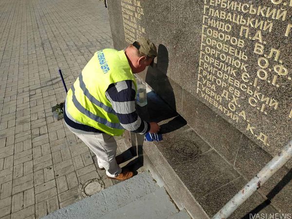 В Одессе совершен акт вандализма — неизвестные разрисовали мемориал «Крылья Победы»