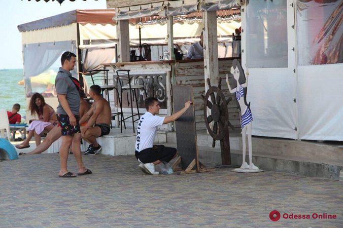 Жаркое лето в Затоке: отдыхающих пока немного (фоторепортаж)