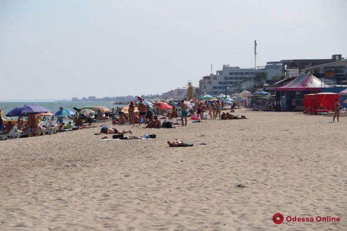 Жаркое лето в Затоке: отдыхающих пока немного (фоторепортаж)