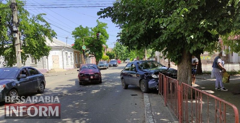 ДТП в центре Аккермана: от удара одну из машин откинуло на тротуар