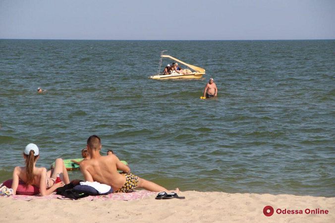 Жаркое лето в Затоке: отдыхающих пока немного (фоторепортаж)
