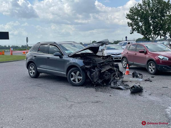 Возле Одесского аэропорта столкнулись Dodge и Volkswagen — пострадали два человека