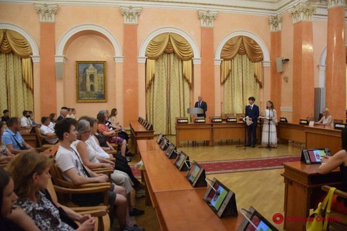 Мэр Одессы поздравил выпускников-сирот с окончанием школы и вручил им планшеты (фото)