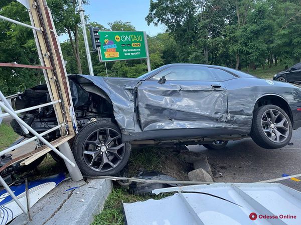 Возле Одесского аэропорта столкнулись Dodge и Volkswagen — пострадали два человека