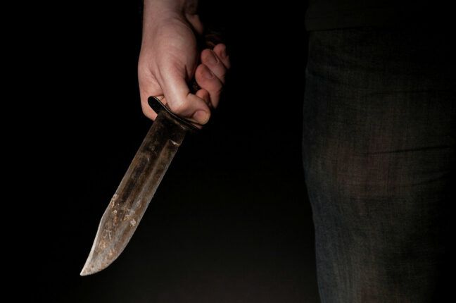 Напал с ножом в подъезде: в Одессе мужчине грозит тюрьма за попытку убийства незнакомки