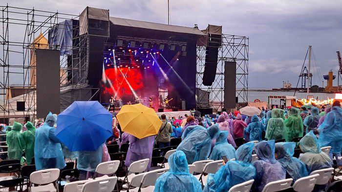 Ливень не помеха: сотни зрителей пришли на концерт “НеАнгелов” на открытии «Морвокзала»