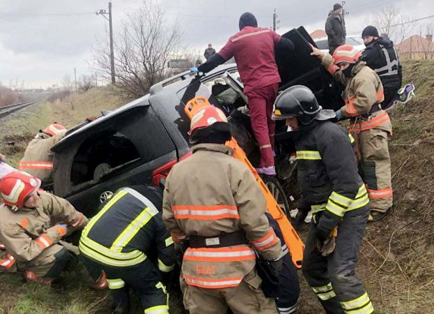 В Одесской области автоледи врезалась в дерево, потребовалась помощь спасателей