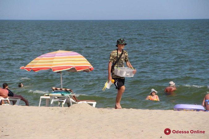 Жаркое лето в Затоке: отдыхающих пока немного (фоторепортаж)