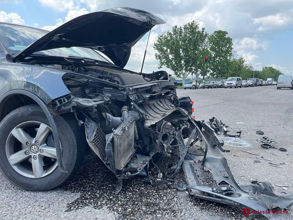 Возле Одесского аэропорта столкнулись Dodge и Volkswagen — пострадали два человека