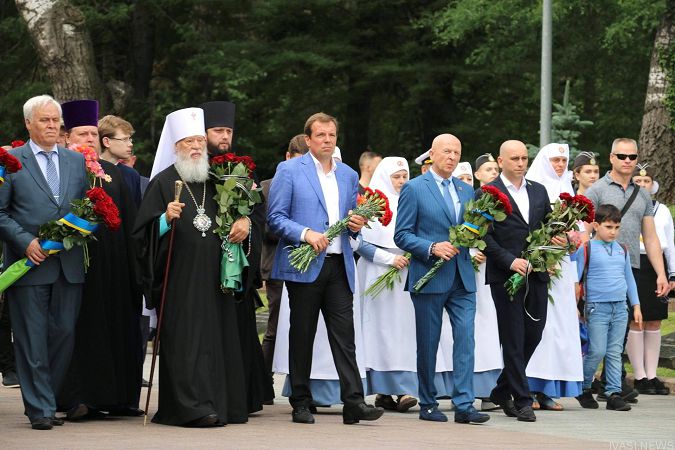 22 июня в Одессе возложили цветы к памятнику Неизвестному матросу