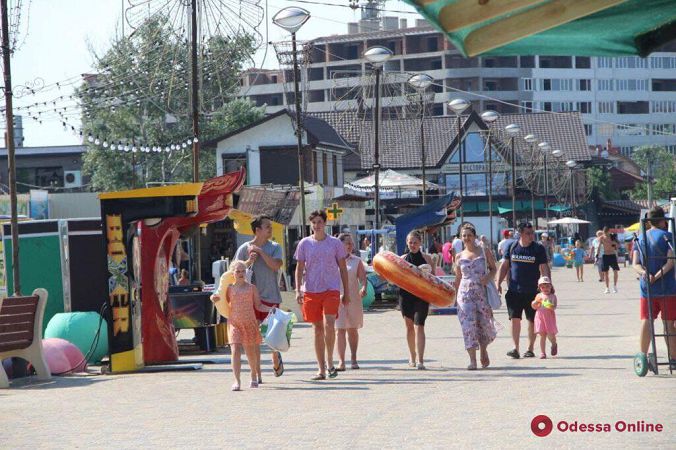 Жаркое лето в Затоке: отдыхающих пока немного (фоторепортаж)