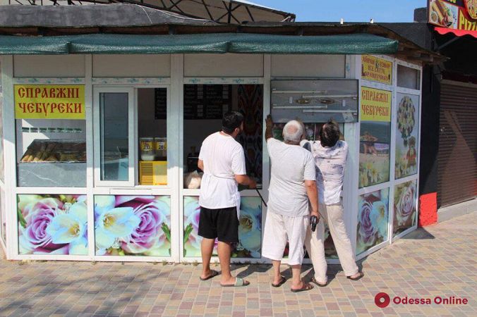Жаркое лето в Затоке: отдыхающих пока немного (фоторепортаж)