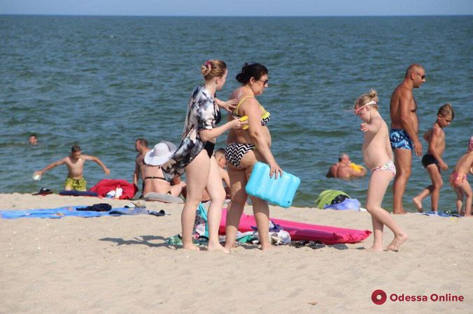 Жаркое лето в Затоке: отдыхающих пока немного (фоторепортаж)
